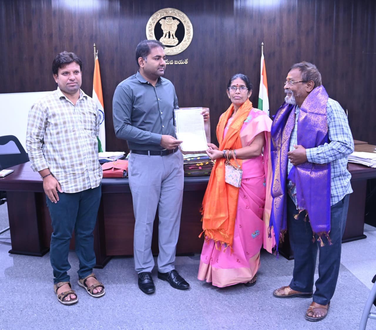 డబుల్ బెడ్ రూమ్ గృహాన్ని తిరిగి అప్పగించిన దంపతుల ను ప్రశంసించిన జిల్లా కలెక్టర్ కోయ శ్రీ హర్ష  నిజాయితీకి నిదర్శనంగా నిలిచిన మహిళ